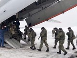 Binh sĩ Nga lên máy bay tới Kazakhstan hôm 6/1 (Ảnh: Reuters).