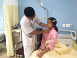 BS. Nguyễn Việt Hưng khám cho bệnh nhân sau khi lấy dị vật