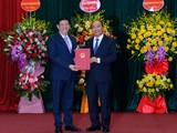 Thủ tướng Nguyễn Xuân Phúc trao quyết định bổ nhiệm chức vụ Bộ trưởng Bộ Y tế cho GS.TS. Nguyễn Thanh Long (ảnh: Trần Minh)