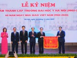 Thủ tướng Chính phủ Phạm Minh Chính trao Cờ Thi đua của Chính phủ cho Trường Đại học Y Hà Nội