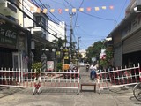 Đường dẫn vào khu vực khối phố An Hội (TP Hội An, Quảng Nam) được thiết lập rào chắn, hạn chế người ra vào khu vực.