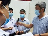 Thứ trưởng Bộ Y tế Nguyễn Trường Sơn trực tiếp kiểm tra việc xây dựng Bệnh viện Dã chiến ở Đà Nẵng (Ảnh: Anh Văn)