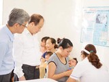 Trẻ được tiêm vắc xin (ảnh Chi Lê)