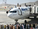 Cảnh hỗn loạn tại sân bay khi Kabul thất thủ (Ảnh: DW)