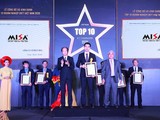 Ông Lê Hồng Quang - Phó Tổng Giám đốc thường trực MISA nhận Top 10 doanh nghiệp cung cấp nền tảng chuyển đổi số