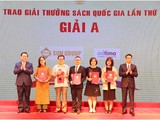 Lãnh đạo Đảng và Nhà nước trao giải A cho các tác giả đoạt giải A. Ảnh Mic