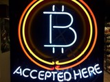 Một bảng hiệu tại một cửa hàng ở Hillsboro, Oregon cho thấy Bitcoin được chấp nhận thanh toán tại đó (ảnh: AP)