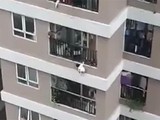 Video bé gái rơi từ tầng 12