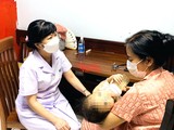 TS.BS Nguyễn Phạm Anh Hoa - Trưởng khoa Gan mật, Bệnh viện Nhi Trung ương - tư vấn cho gia đình bệnh nhi