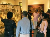Các quan khách nghe giới thiệu các tác phẩm tại Bảo tàng Mỹ thuật Việt Nam