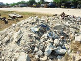 Là “Khu vực quân sự cấm vào” nhưng lâu nay sân bay Quảng Phú đã trở thành điểm đổ... rác, vật liệu xây dựng của người dân lân cận. (Ảnh: Báo Quảng Ngãi)