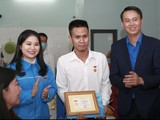 Anh Nguyễn Ngọc Mạnh nhận huy hiệu "Tuổi trẻ dũng cảm"(Ảnh - Cổng TTTW Đoàn TNCS Hồ Chí Minh)