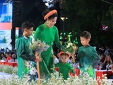 Hoa hậu Hà Kiều Anh trình diễn cùng ba con tại Lễ hội Áo dài 2019