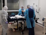 Bệnh viện dã chiến tại Pháp điều trị COVID-19 (Ảnh: France info)