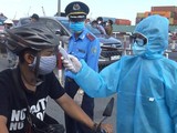 Kiểm tra thân nhiệt người dân tại các chốt kiểm dịch COVID-19 ở cửa ngõ vào TP.HCM (Ảnh: Ngô Bình)