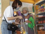 Tình nguyện viên ở Siêu thị hạnh phúc 0 đồng mang đồ giúp người nghèo (Ảnh: Chân Tâm)