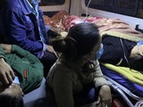 Hai bệnh nhân nặng được tàu cứu nạn đưa về Đà Nẵng điều trị khẩn cấp trong đêm 4/11 (Ảnh: Nguyễn Tú)