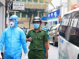 Phong toả quán cà phê Sabroso 211 đường Bùi Viện và đưa hai vợ chồng cư trú tại chung cư số 207 Bùi Viện đi cách ly (Ảnh: Nhật Thịnh)
