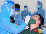 Việc xét nghiệm 1.800 nhân viên của Bệnh viện Quân y 175 kéo dài xuyên đêm 8/2 - Ảnh: Trần Chính