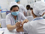 Tiêm vắc xin cho nhân viên y tế tại Bệnh viện Bệnh nhiệt đới TP.HCM - Ảnh Duyên Phan