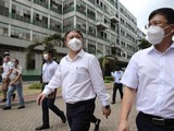 Ông Dương Anh Đức (giữa), Phó Chủ tịch UBND TP.HCM kiểm tra công tác phòng chống dịch Covid-19 tại Công ty TNHH PouYuen Việt Nam - Ảnh: Hoàng Triều
