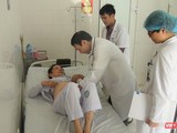 GS. TS Mai Trọng Khoa kiểm tra sức khỏe cho bệnh nhân ung thư được điều trị bằng cấy hạt phóng xạ
