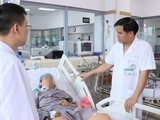 Các bác sĩ của Bệnh viện Bạch Mai điều trị cho bệnh nhân trong sự cố chạy thận tại Nghệ An.