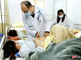 Bác sĩ của Bệnh viện Bạch Mai khám cho bệnh nhân (Ảnh minh họa)