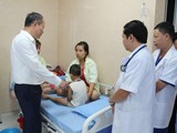 Một em bé mầm non được điều trị tại Trung tâm Y tế huyện Cẩm Khê (Ảnh: VTV)