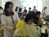 Bác sĩ khám cho trẻ mắc cúm mùa