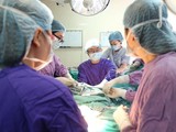 Các bác sĩ phẫu thuật chữa dị tật thầm kín cho chị T. (Ảnh: Bác sĩ Nguyễn Đình Minh)
