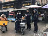 Cảnh sát địa phương canh gác nghiêm ngặt trước chợ hải sản bị đóng cửa ở Vũ Hán do bị nghi ngờ là nguồn lây bệnh viêm phổi lạ (Ảnh: Yangtze Daily - SCMP)