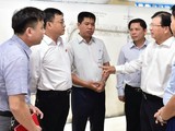 Phó Thủ tướng Trịnh Đình Dũng trao đổi với đại diện Tổng thầu Trung Quốc và Ban quản lý dự án đường sắt Cát Linh - Hà Đông.
