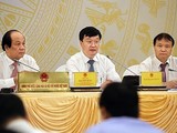 Thứ trưởng Bộ Kế hoạch và Đầu tư Nguyễn Đức Trung (giữa ảnh) trả lời câu hỏi của báo chí.
