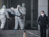 Chuyển bệnh nhân nghi nhiễm virus tại bệnh viện Jinyintan ở thành phố Vũ Hán, Trung Quốc ngày 18/1/2020. Ảnh: AFP