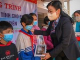 Bí thư Tỉnh ủy Thái Nguyên Nguyễn Thanh Hải tặng máy tính bảng cho học sinh nghèo thị xã Phổ Yên.