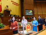 Các đại biểu Quốc hội bỏ phiếu kín về việc miễn nhiệm Bộ trưởng Bộ GTVT Nguyễn Văn Thể và Tổng Kiểm toán Nhà nước Trần Sỹ Thanh.