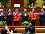 Các lãnh đạo Đảng, Nhà nước tặng hoa chúc mừng 2 tân Phó Thủ tướng Chính phủ - ông Trần Hồng Hà và ông Trần Lưu Quang.