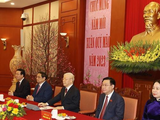 Tổng Bí thư Nguyễn Phú Trọng cùng các đồng chí lãnh đạo Đảng, Nhà nước dự chúc Tết.
