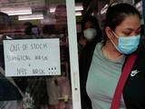 Một cửa hiệu thuốc ở Manila, Philippines thông báo "cháy hàng" khẩu trang (Ảnh: Reuters)