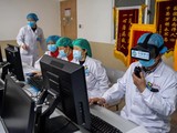 Một nữ bệnh nhân mắc COVID-19 ở Trung Quốc phục hồi nhanh chóng sau khi được điều trị bằng liệu pháp tế bào gốc (Ảnh: Tân Hoa Xã)