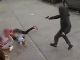 Ảnh cắt từ đoạn clip vụ xả súng kinh hoàng trên phố Bronx, New York, Mỹ (Ảnh: NYPD)