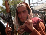 Chiến binh Taliban tuần tra trên đường phố thủ đô Kabul, Afghanistan (Ảnh: The Nation)