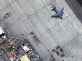 Ảnh chụp vệ tinh cho thấy nhiều người chờ đợi được sơ tán ở sân bay quốc tế Hamid Karzai, gần đó là một chiếc máy bay C-17 (Ảnh: Maxar)