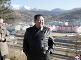 Lãnh đạo Triều Tiên Kim Jong-un thị sát dự án phát triển thành phố Samjiyon, tỉnh Ryanggang (Ảnh: KCNA)