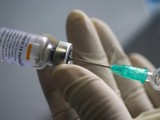 Người đàn ông ở Italy bị bắt giữ sau khi mang tay giả đi tiêm vaccine COVID-19 (Ảnh: Guardian)