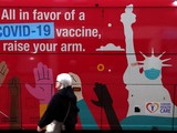 Thông điệp tiêm vaccine trên một phòng khám di động ở New York, Mỹ (Ảnh: Reuters)