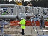 Một công nhân đứng tại công trình xây dựng dự án Nord Stream 2 ở Lubmin, Đức (Ảnh: AFP)