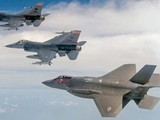 Chiến đấu cơ F-16 và F-35 trong một đội hình bay (Ảnh: Getty)