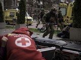 Binh sĩ Ukraine tại Kharkiv tìm nơi trú ẩn trong một cuộc tấn công của Nga hôm 17/4 (Ảnh: AP)